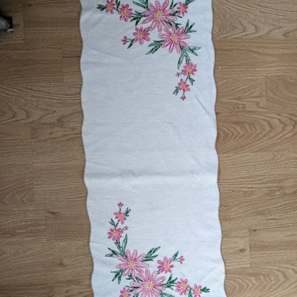 Vintage Homemade Pink Daisies Dresser Scarf